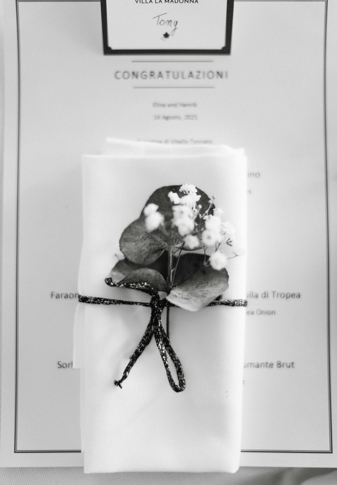 Bukett med blad och små blommor.